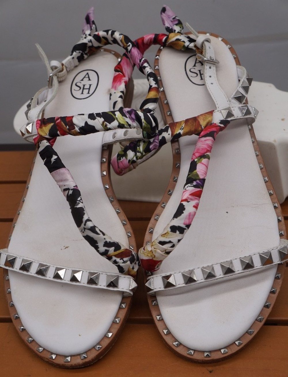 ASH Pattaya White Leather Studded Sandals Floral Silk Scarf Accent Sandals Sz 40